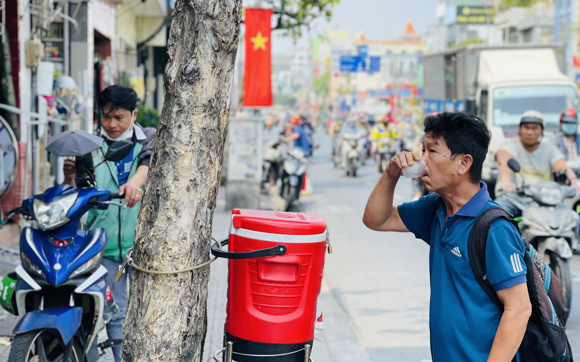 Tin tức sáng 20-2: TP.HCM sẽ có 8 tuyến đường sắt? Lộ diện nhóm ngân hàng lãi thấp- Ảnh 6. Người dân TP.HCM