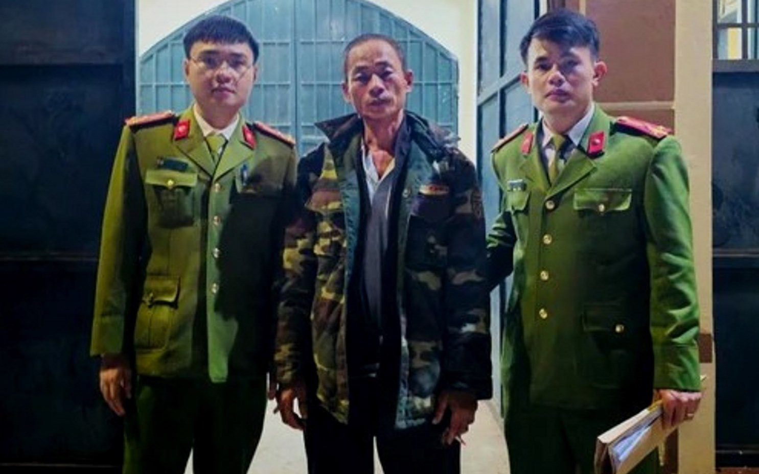 Đã nhậu nhẹt, đi xe máy không đội mũ bảo hiểm còn ném đá vào công an- Ảnh 3. Bị khởi tố vì không chịu đo nồng độ cồn, đánh công an