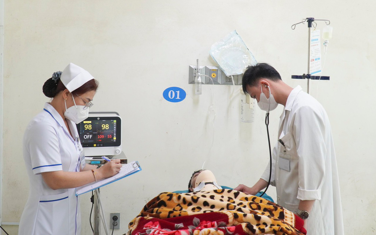 Tàu cá bị đâm chìm, 1 người chết, 2 ngư dân mất tích trên biển Quảng Ngãi- Ảnh 3. Tàu cá đang thả lưới bị tàu hàng đâm chìm, 6 ngư dân thoát chết