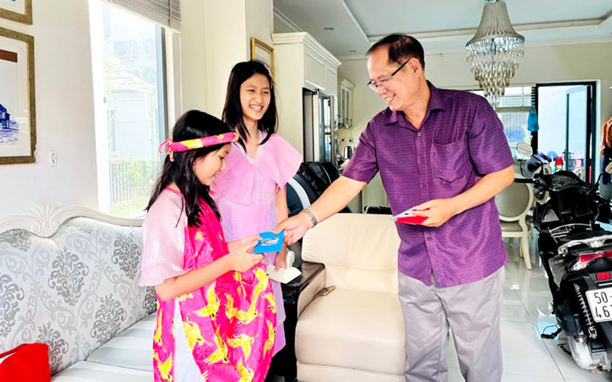 Chỉ con cách tiêu tiền lì xì hay 'con muốn làm gì thì làm'?- Ảnh 2. Ngày Tết: Cơ hội dạy con về nét đẹp truyền thống