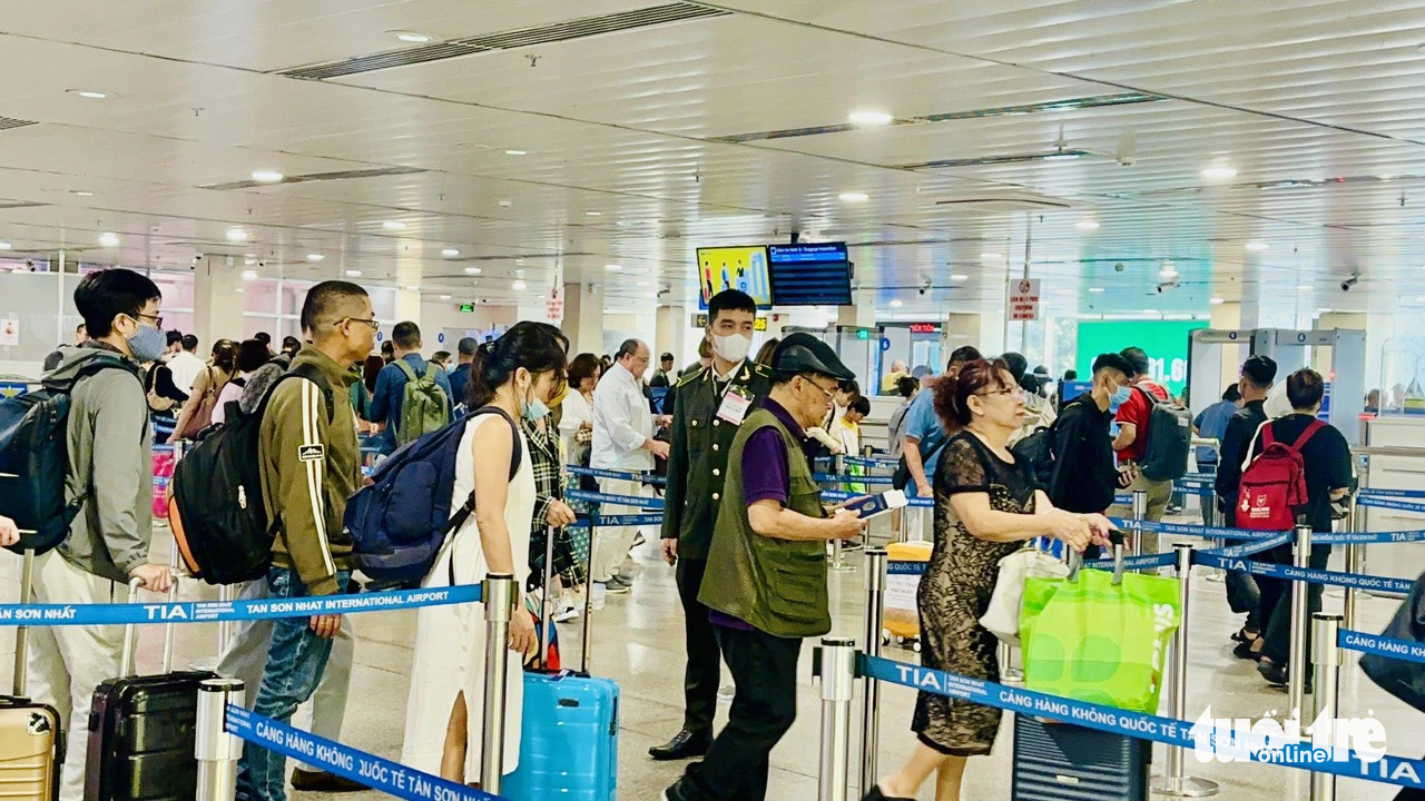 Trung tâm an ninh hàng không Tân Sơn Nhất có nhiều cải thiện tốc độ di chuyển hành khách, làm thủ tục soi chiếu nhanh hơn. Theo một lãnh đạo đơn vị này, trường hợp đông khách sẽ không quá 15 phút cho khâu thủ tục an ninh - Ảnh: CÔNG TRUNG
