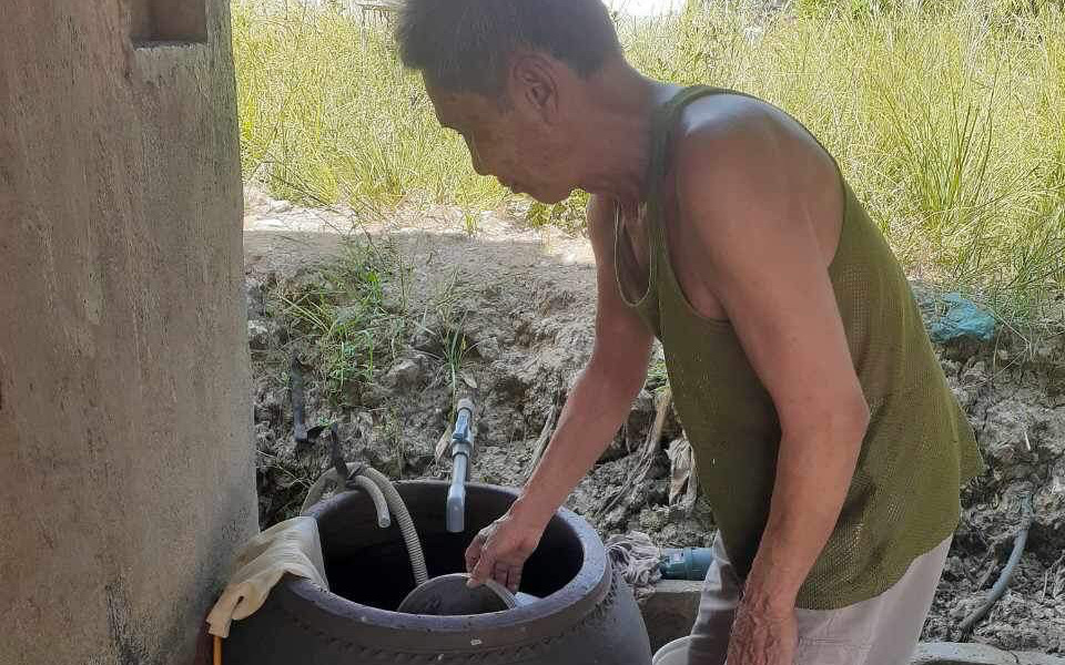Khắc phục sự cố đường ống nước bị vỡ phun 'như vòi rồng' giữa đường- Ảnh 4. Gần Tết, cả trăm hộ dân ở Long An lao đao vì cúp nước