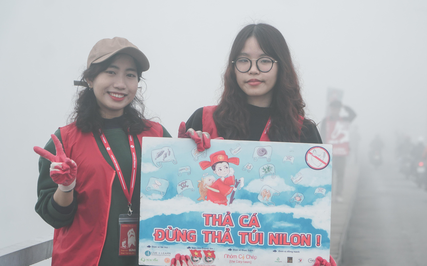 'Thảm họa trắng': Mua phần bún bò có 7 túi ni lông để đựng- Ảnh 2. Người tuyên truyền, người khác lại thả túi ni lông xuống sông