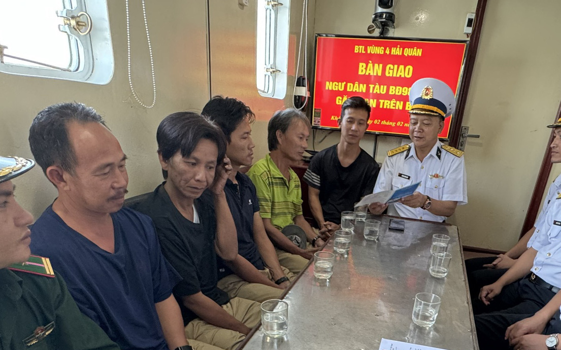 Điều tàu ra Hoàng Sa cứu ngư dân bị suy hô hấp, nguy kịch- Ảnh 2. Tàu hải quân cứu, đưa 5 ngư dân trên tàu cá Bình Định bị chìm kịp về đất liền đón Tết