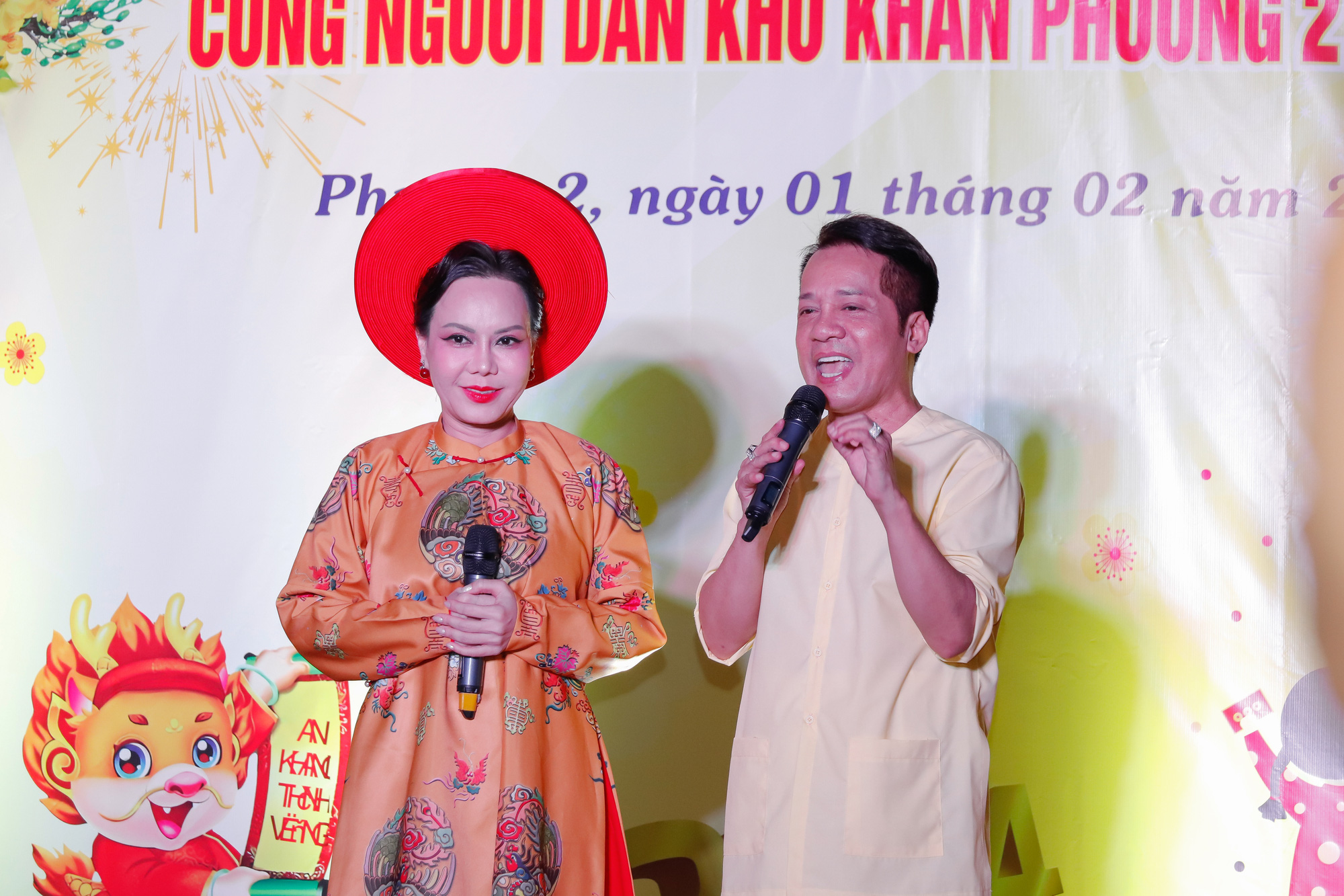 Nghệ sĩ Việt Hương mang đến tiếng cười cho người có hoàn cảnh khó khăn dịp cuối năm - Ảnh: BTC