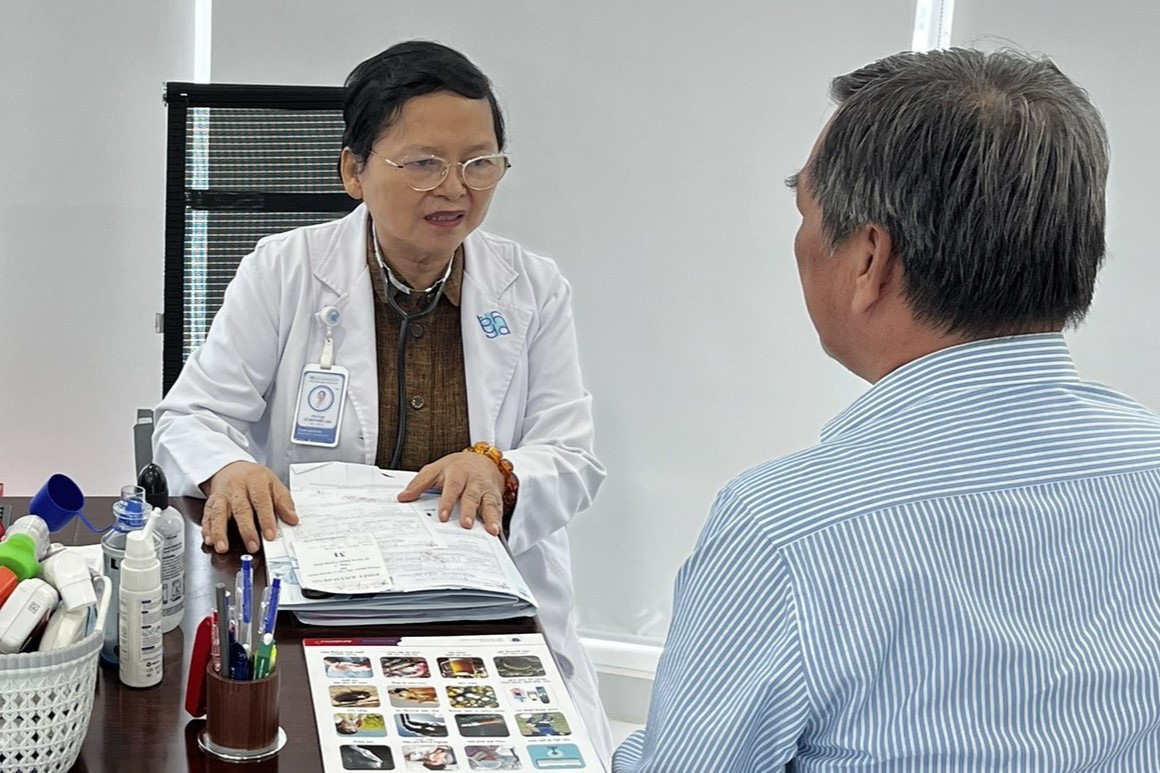 PGS.TS Lê Thị Tuyết Lan thăm khám bệnh hô hấp cho một Việt kiều về quê hương đón Tết, tại Bệnh viện Đại học Y Dược TP.HCM - Ảnh: Bác sĩ cung cấp