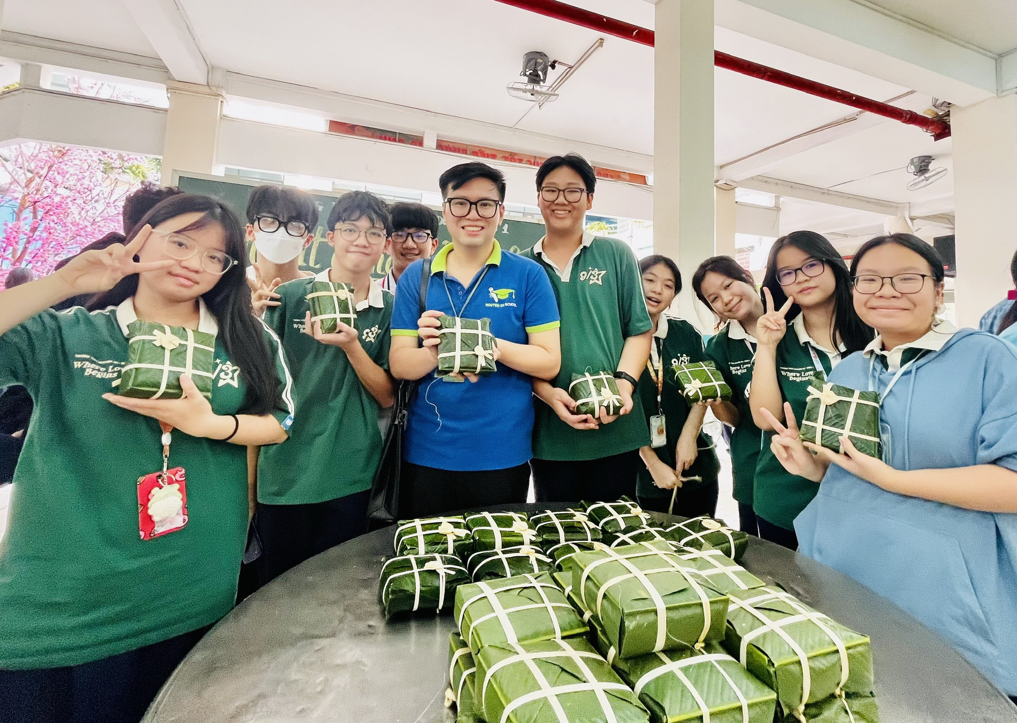 Đưa nội dung về Tết cổ truyền vào dạy trong trường phổ thông- Ảnh 1. Học sinh Trường THCS Nguyễn Du (quận 1, TP.HCM) bên những chiếc bánh chưng do các em tự gói trong hoạt động giáo dục Chào Xuân Giáp Thìn 2024 - Ảnh: MỸ DUNG