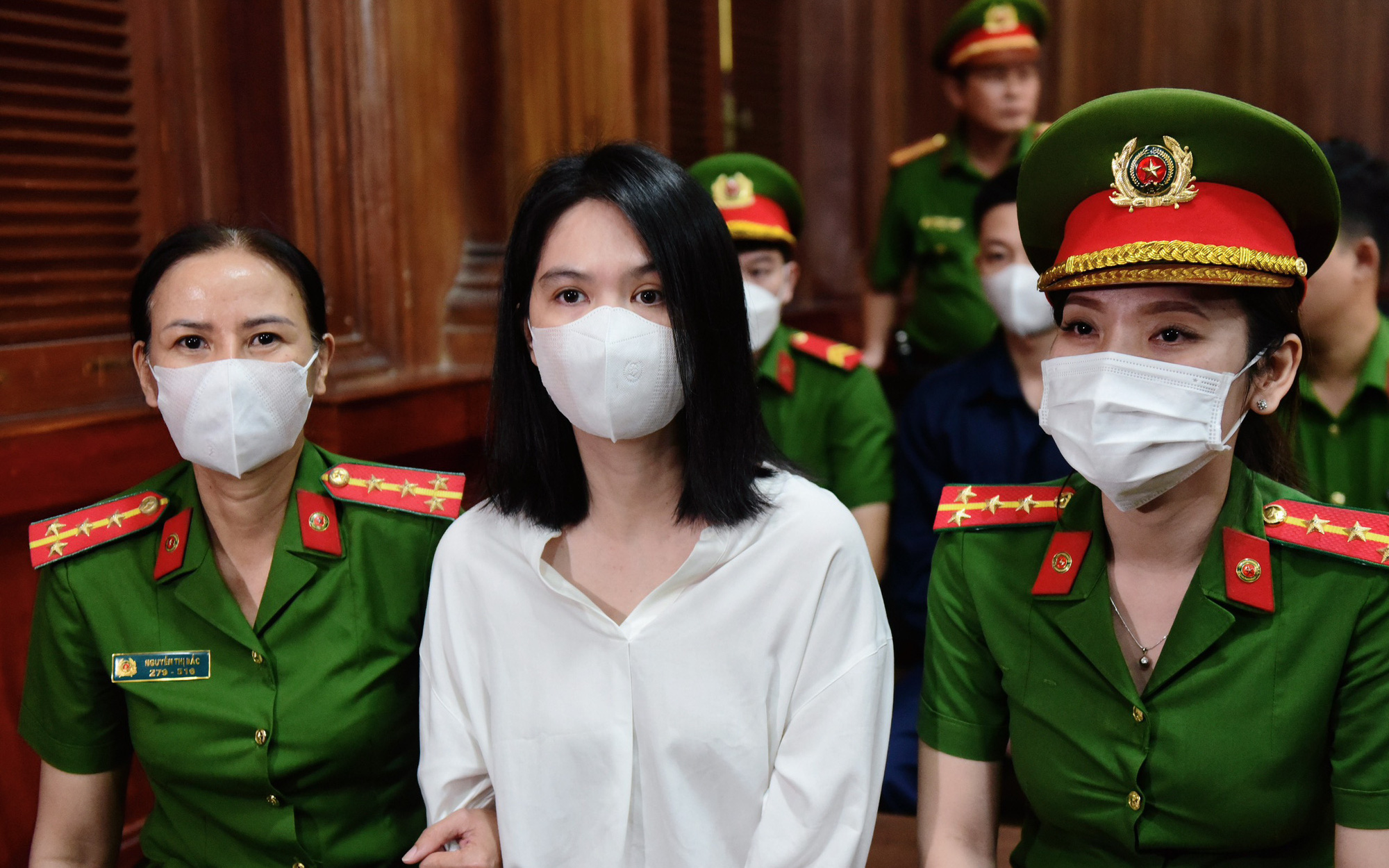 Tuyên phạt Ngọc Trinh 1 năm tù nhưng cho hưởng án treo- Ảnh 6. Ngọc Trinh bị áp giải đến tòa từ sáng sớm