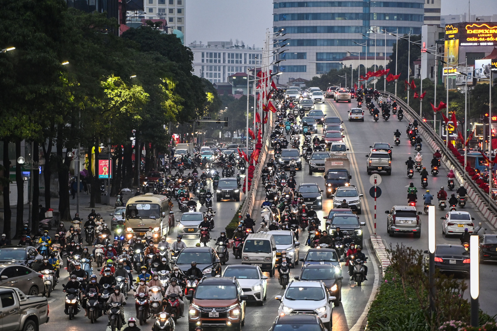 Ùn tắc cả ngày, người Hà Nội chật vật đi lại dịp giáp Tết- Ảnh 13.