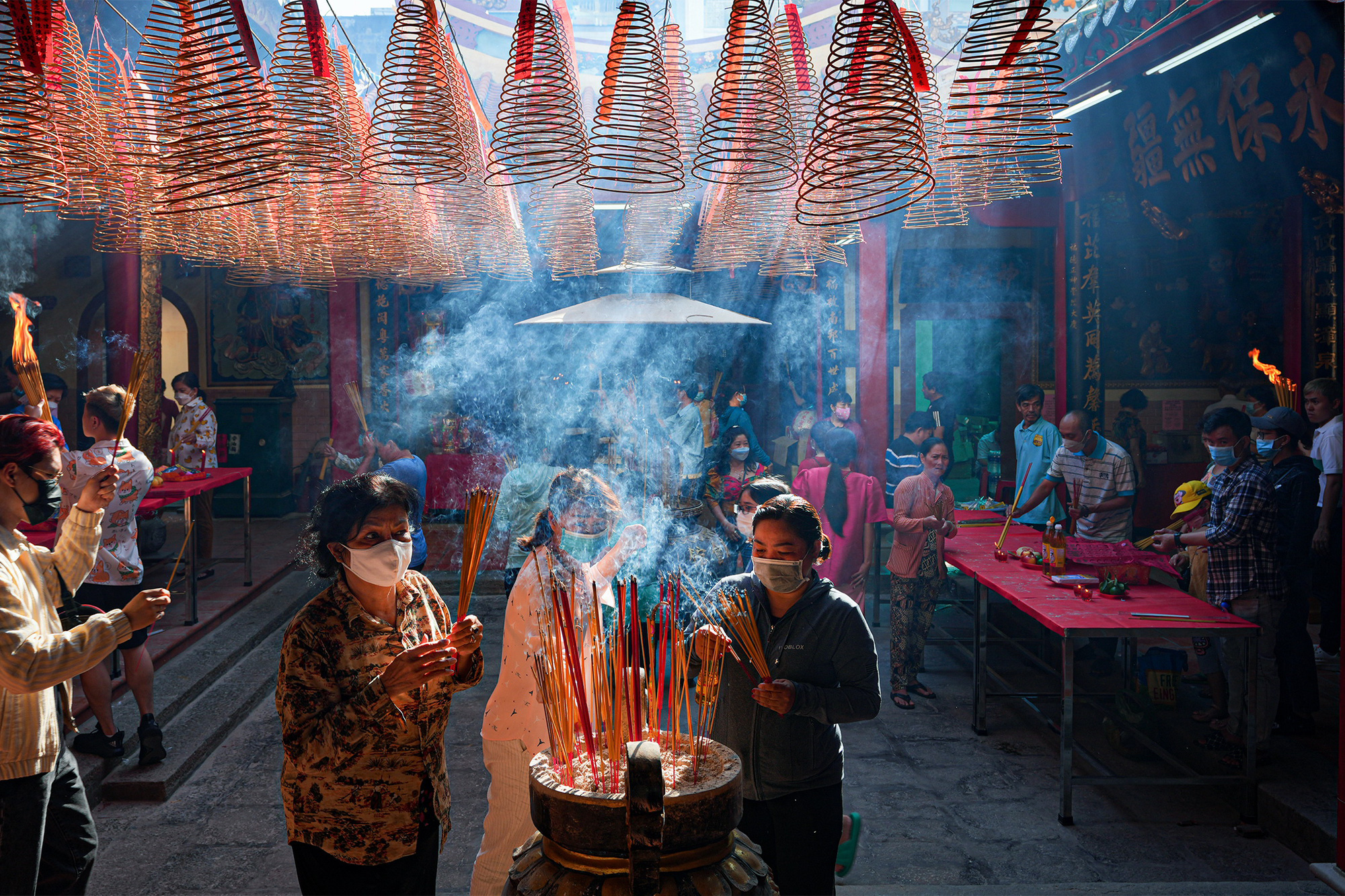 Du khách đến chùa Ông Bổn (Nhị Phủ miếu), quận 5, TP.HCM dâng hương, cầu nguyện trong trật tự, trang nghiêm - Ảnh: HỮU HẠNH