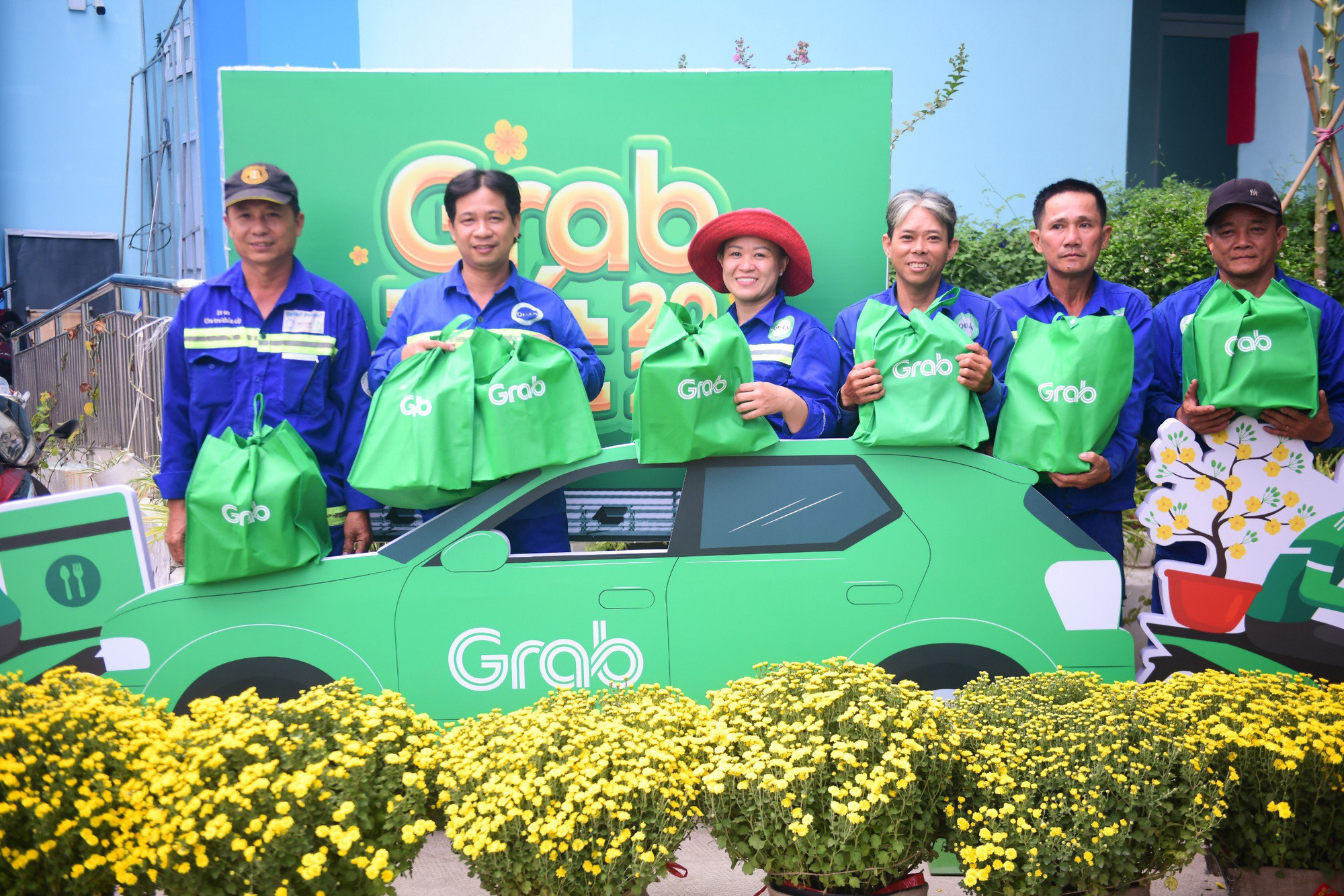 Trao đi những suất quà Tết nghĩa tình- Ảnh 2. Những phần quà Tết từ Grab san sẻ cho lao động khó khăn - Ảnh: QUANG ĐỊNH