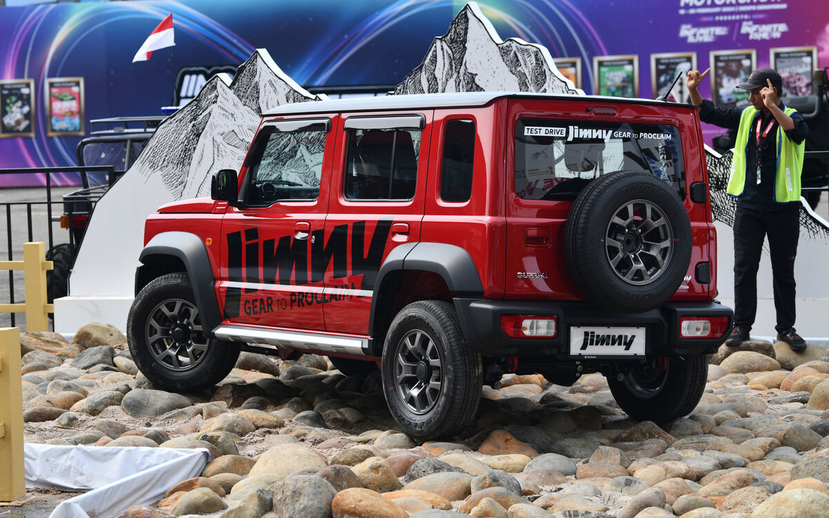 Vì sao Suzuki Jimny 5 cửa có lưới tản nhiệt mạ chrome, bản 3 cửa không có?- Ảnh 4. Suzuki Jimny 5 cửa chốt 1.200 đơn đặt hàng chỉ sau 3 ngày ra mắt