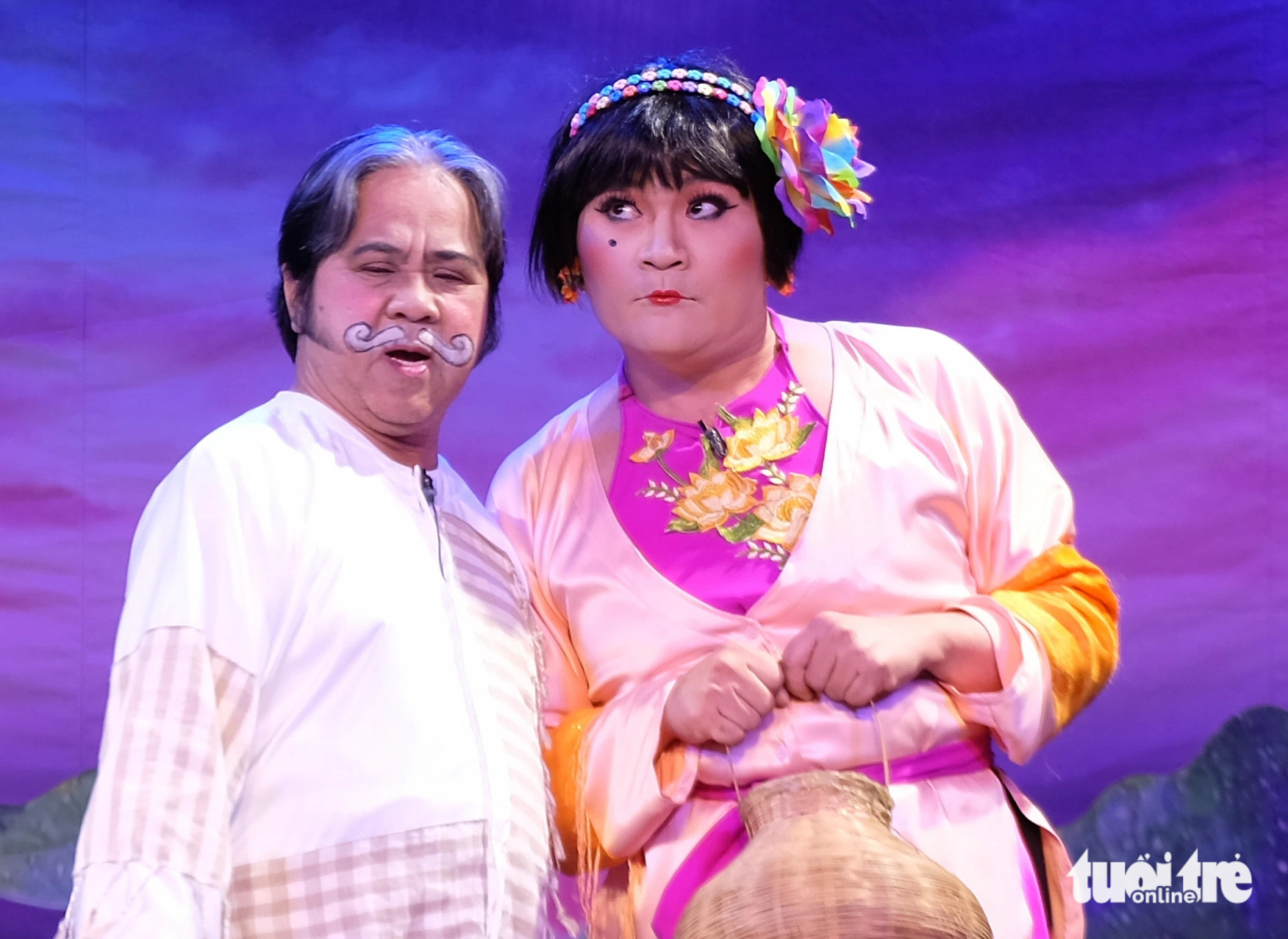 『タム・カム・ダイ・チェン』でミス・カム・ロイを演じるアーティスト、ダイ・ギア（右） - 写真: LINH DOAN