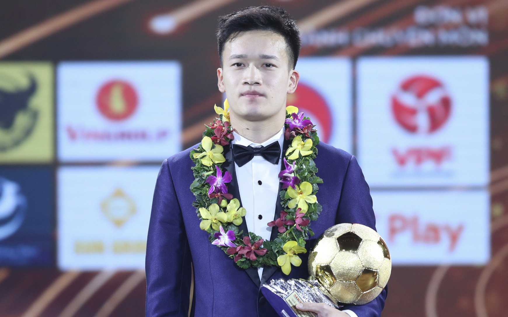 VAR xuất hiện ở 3 trận đấu vòng 10 V-League 2023 - 2024- Ảnh 4. Tranh cãi khi Hoàng Đức bất ngờ giành Quả bóng vàng Việt Nam 2023
