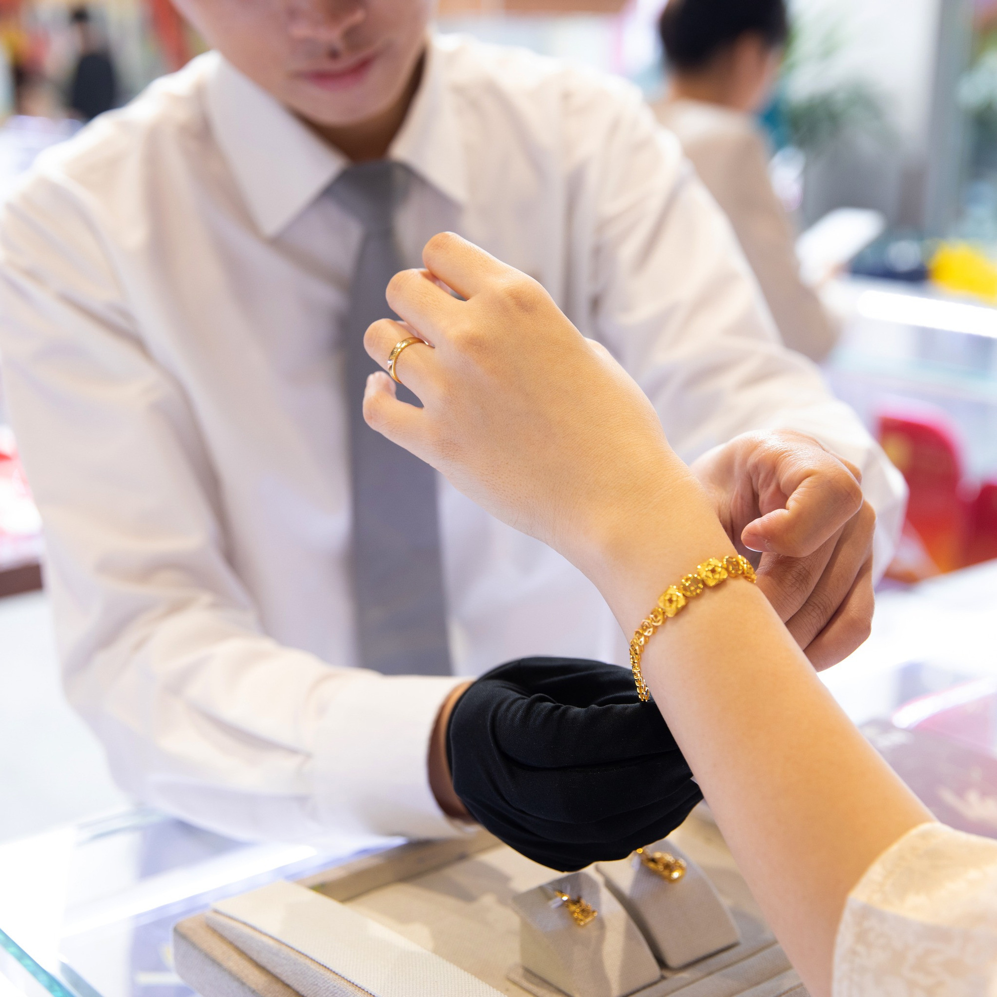 PNJ đạt doanh thu 3.829 tỉ đồng trong tháng 1- Ảnh 2. Khách hàng trải nghiệm sản phẩm tại PNJ - Ảnh: Việt Hùng