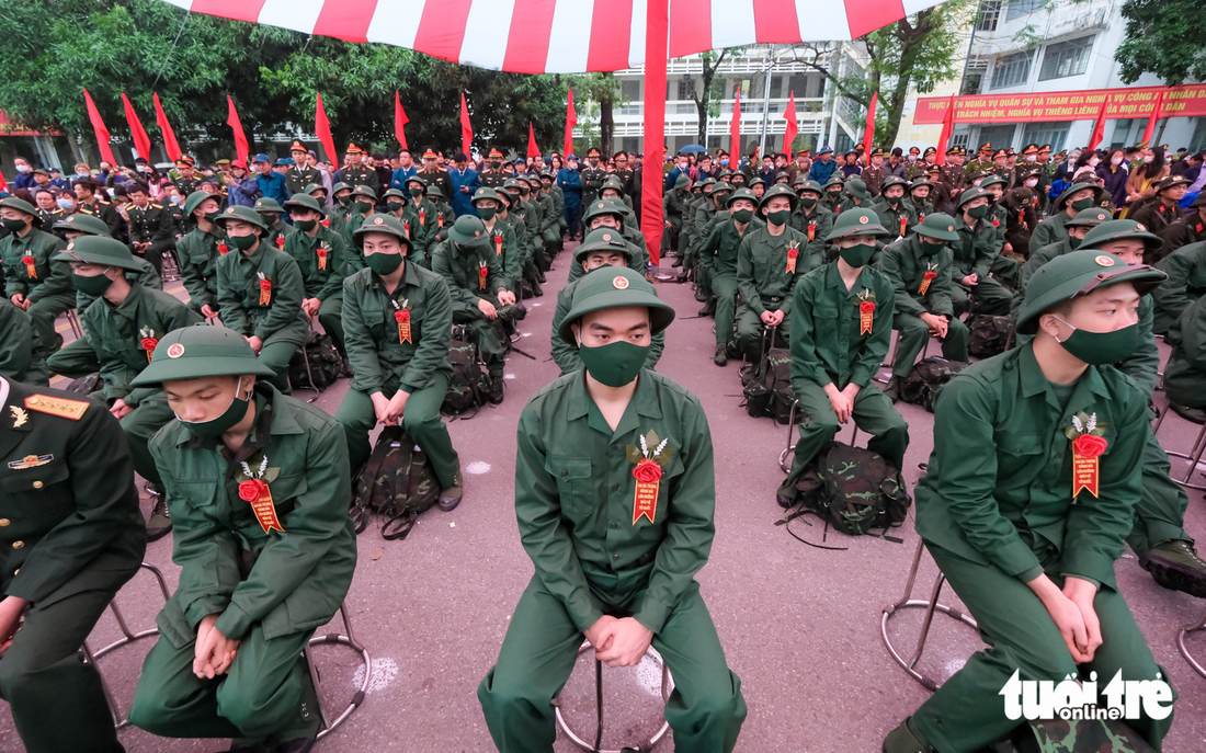 Lệ phí tốt nghiệp đại học: Có trường thu 90.000, có trường 4,6 triệu- Ảnh 2. Còn 2 tháng là tốt nghiệp, học sinh vẫn phải đi nghĩa vụ quân sự