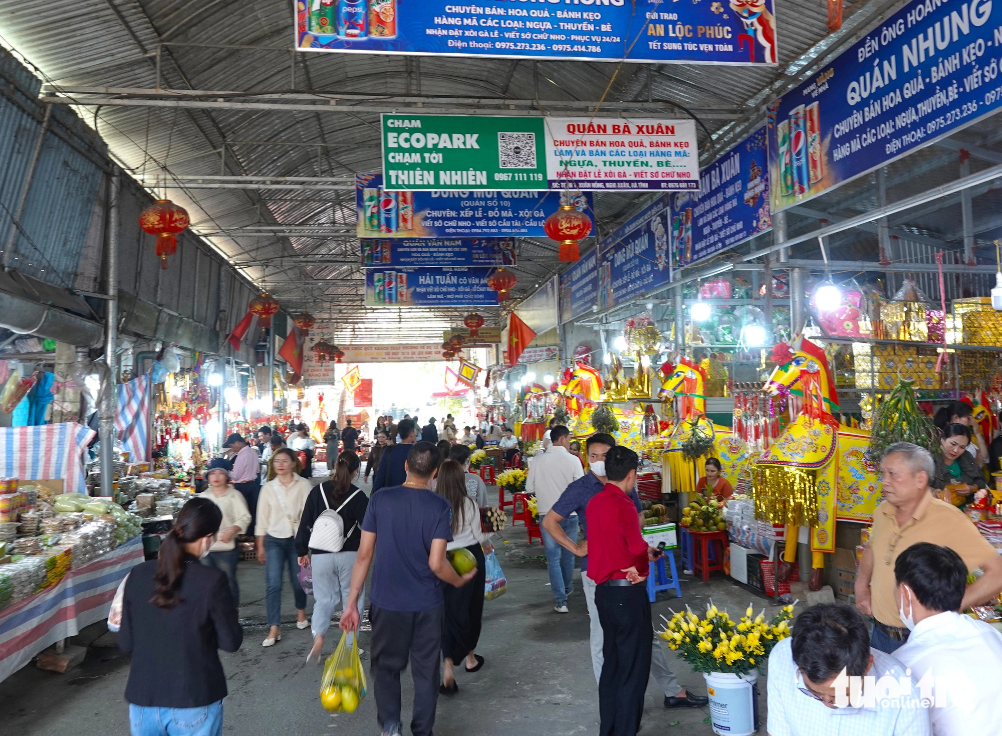 Ngựa giấy khủng sắp hàng chờ đốt tại đền Chợ Củi- Ảnh 1. Đền Chợ Củi hay còn gọi đền ông Hoàng Mười (xã Xuân Hồng, huyện Nghi Xuân, Hà Tĩnh) mỗi năm có hàng vạn du khách từ khắp nơi trên cả nước về dâng hương, chiêm bái, cầu tài lộc, bình an - Ảnh: LÊ MINH