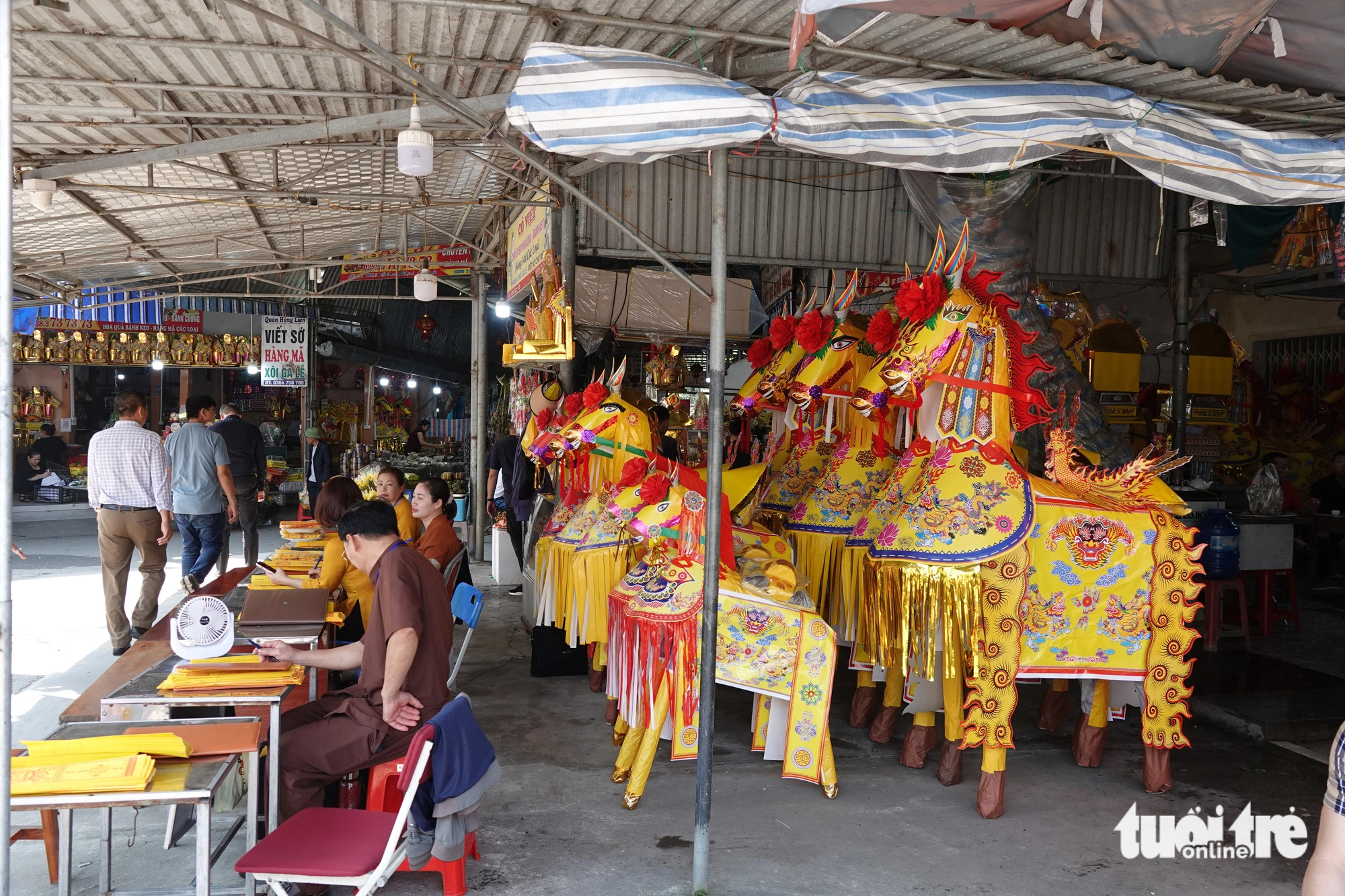 Ngựa giấy khủng sắp hàng chờ đốt tại đền Chợ Củi- Ảnh 2. Dịp lễ Tết, lượng du khách đổ về đền càng đông hơn ngày thường gấp nhiều lần khiến cho không gian ở khu vực đền trở nên tấp nập - Ảnh: LÊ MINH