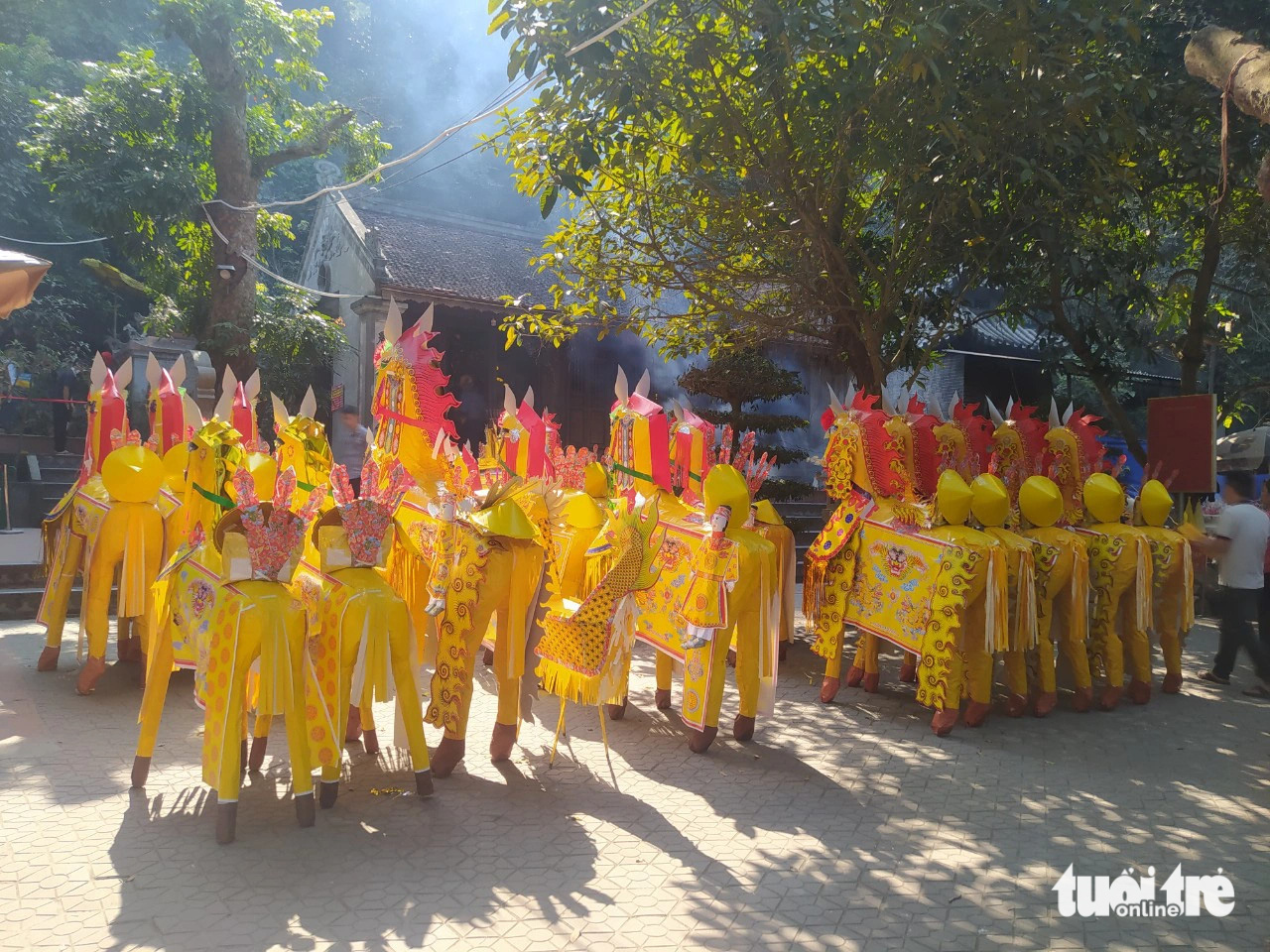 Ngựa giấy khủng sắp hàng chờ đốt tại đền Chợ Củi- Ảnh 4. Trước sân đền, hàng chục con ngựa giấy đã được người dân vận chuyển vào đặt ngay ngắn. Cạnh đó lò thiêu luôn cháy không ngừng bởi liên tục có người đốt vàng mã, ngựa giấy - Ảnh: LÊ MINH