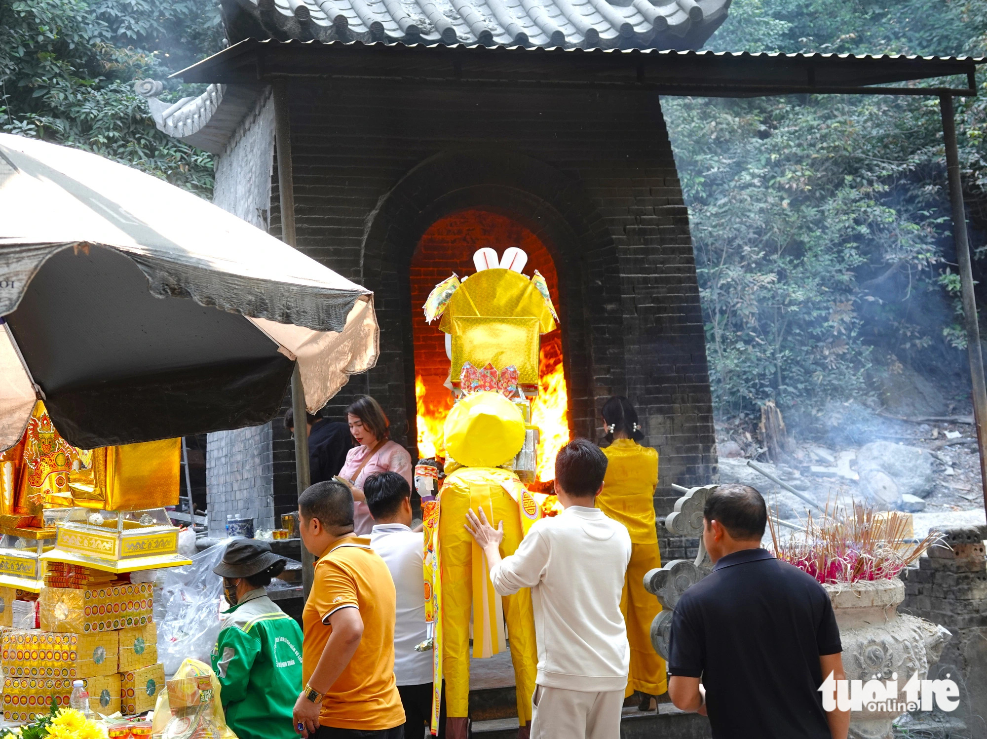 Ngựa giấy khủng sắp hàng chờ đốt tại đền Chợ Củi- Ảnh 5. Một người dân đến đền cầu tài lộc, bình an cho biết ông Hoàng Mười là một vị tướng nên khi đến dâng lễ cần phải đốt ngựa giấy để xông pha trận mạc - Ảnh: LÊ MINH