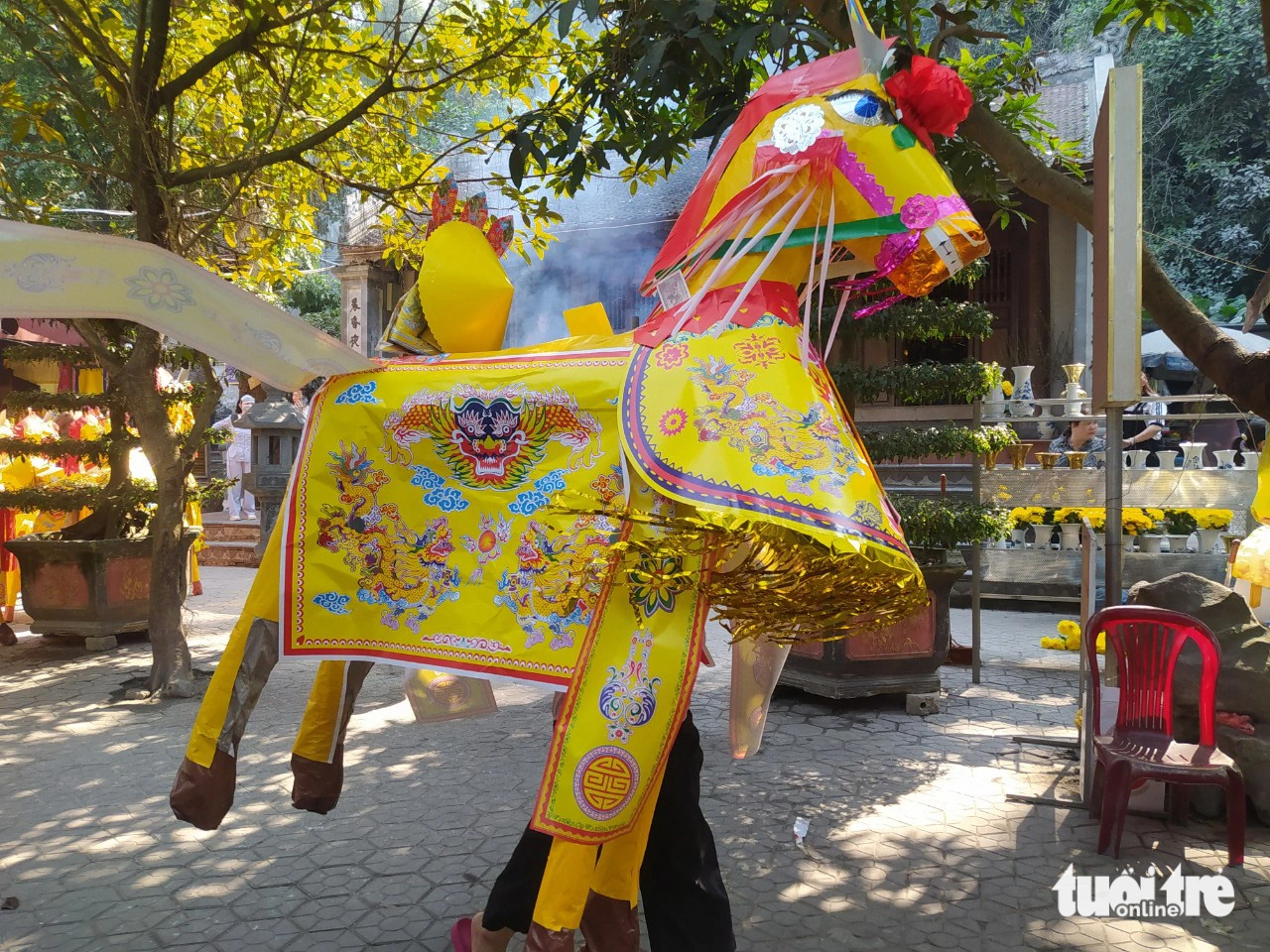 Ngựa giấy khủng sắp hàng chờ đốt tại đền Chợ Củi- Ảnh 6. Theo các tiểu thương buôn bán gần đền Chợ Củi, ngựa giấy có 3 loại, loại ngựa đại giá 350.000 đồng/con, ngựa trung giá từ 150.000 - 200.000 đồng/con, ngựa tiểu giá dưới 150.000 đồng/con - Ảnh: LÊ MINH
