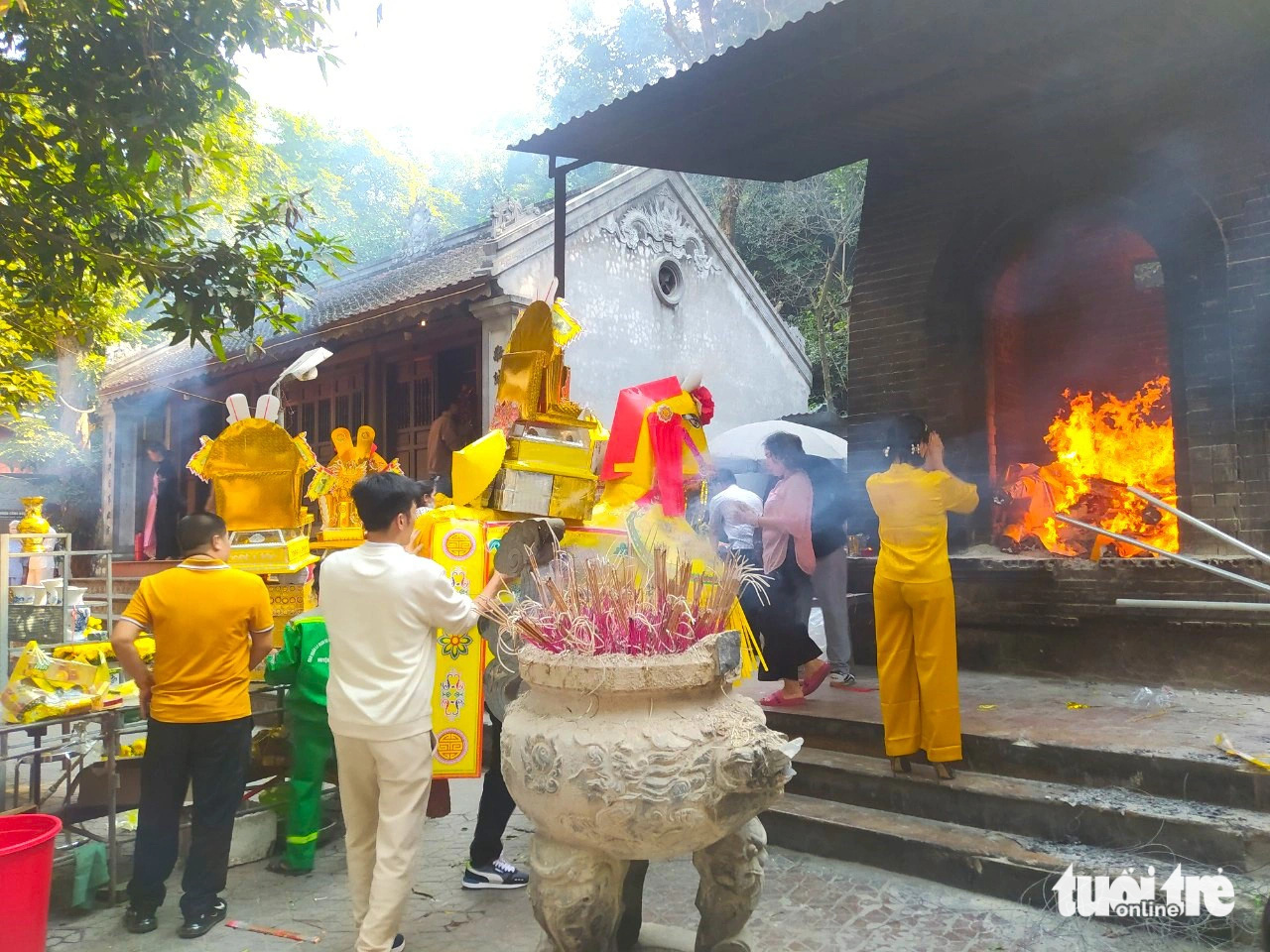 Ngựa giấy khủng sắp hàng chờ đốt tại đền Chợ Củi- Ảnh 7. Ông Trần Minh Đức - phó Ban quản lý dịch vụ công ích và các điểm du lịch huyện Nghi Xuân - cho biết việc người dân mua ngựa giấy làm lễ tại đền vẫn đang tiếp diễn, chưa thể cấm được. Vào dịp Tết do lượng du khách về đền đông nên ban quản lý tập trung nhân lực để hướng dẫn du khách và phòng chống cháy nổ - Ảnh: LÊ MINH