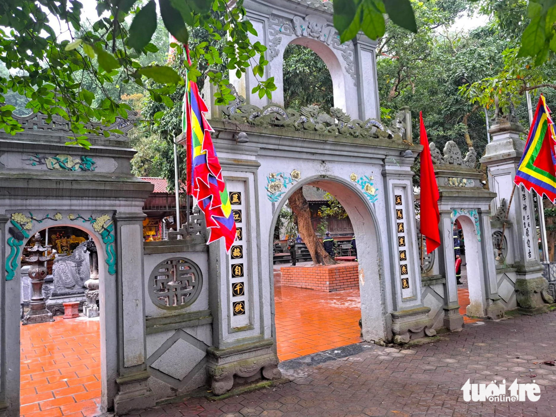 Ngựa giấy khủng sắp hàng chờ đốt tại đền Chợ Củi- Ảnh 9. Lúc cao điểm sau Tết tại đền Chợ Củi mỗi ngày có khoảng 50 - 70 con ngựa giấy được đưa vào làm lễ rồi đốt. Ban quản lý có vận động người dân hạn chế việc này, nhưng do ban cũng mới đi vào hoạt động ổn định được hơn một tháng trở lại đây nên giai đoạn này đang tập trung quản lý thầy và người dân đến làm lễ và hoàn thiện quy chế hoạt động tại đền - Ảnh: LÊ MINH