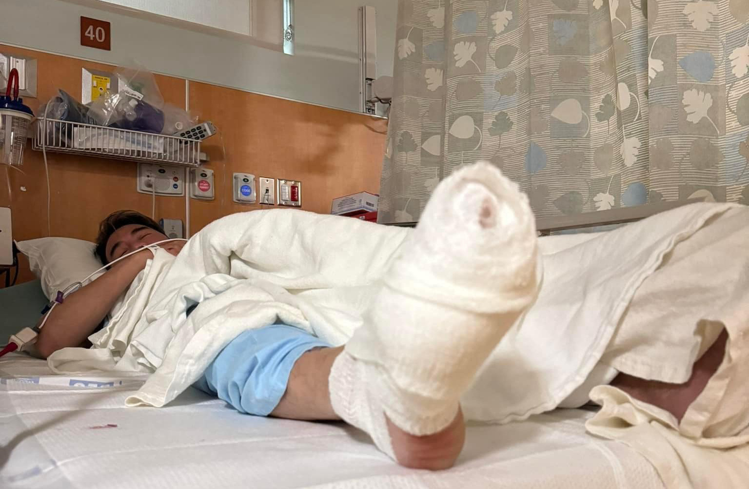 دام فينه هونغ يتلقى العلاج بعد حادث في الولايات المتحدة - صورة: شخصية فيسبوك Đàm Vĩnh Hưng điều trị sau tai nạn tại Mỹ - Ảnh: Facebook nhân vật
