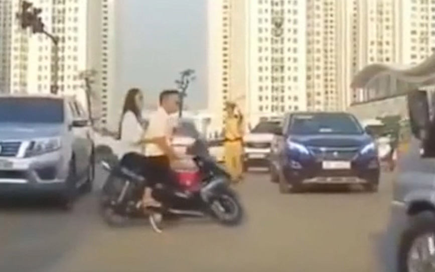 Nam thanh niên 'thông chốt', tông đại úy cảnh sát giao thông bị thương- Ảnh 3. Thanh niên đầu trần hết hổ báo với tài xế ô tô khi thấy cảnh sát giao thông