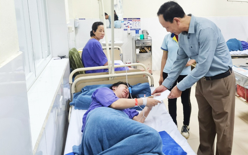 Hàng trăm công nhân nghi ngộ độc thực phẩm sau bữa ăn trưa- Ảnh 2. 57 công nhân nhập viện nghi do ngộ độc khí