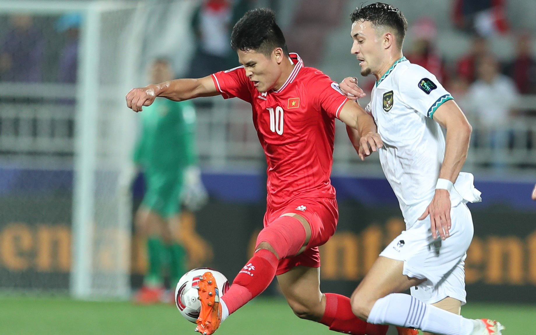 Tháng bận rộn của HLV Philippe Troussier