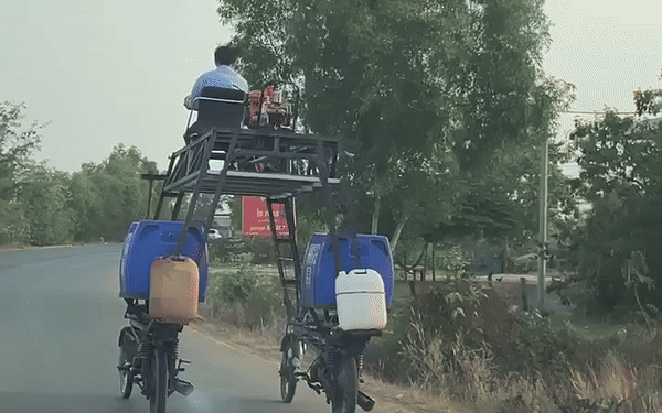 Video: Ghép 2 xe máy thành xe như công nông, chạy chở đồ trên phố