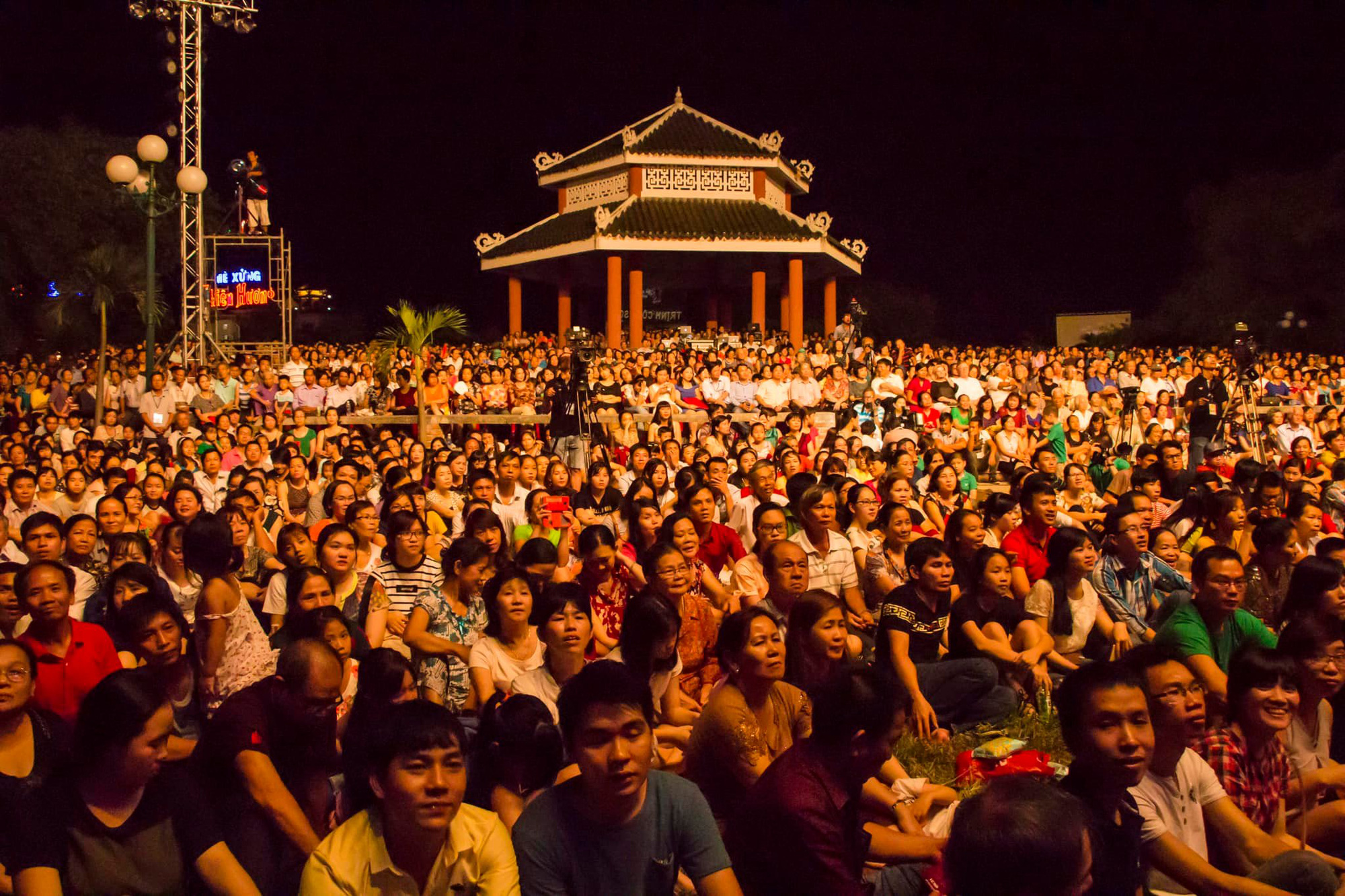 Istället för stora konstprogram kommer familjen i år att hålla Trinh Cong Son-musikkvällar. Thay vì những chương trình nghệ thuật lớn, năm nay gia đình Trịnh Công Sơn chuyển hướng sang các hoạt động tưởng nhớ khác - Ảnh: GĐCC