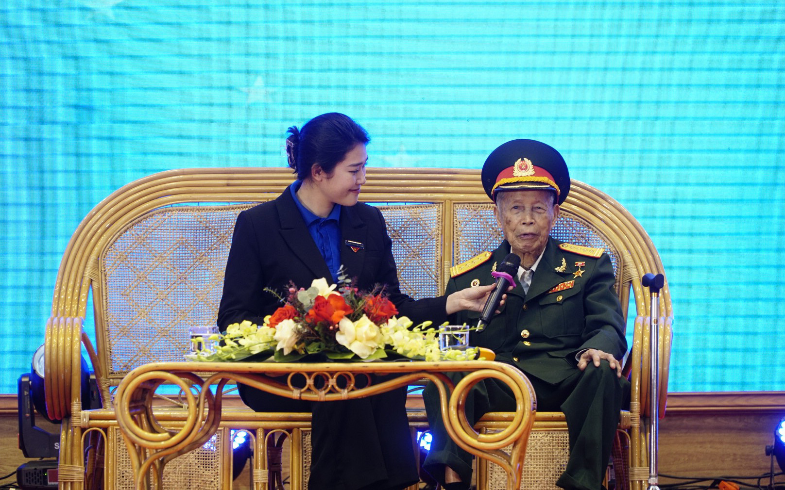 Đội mưa tiễn tân binh lên đường nhập ngũ- Ảnh 8. Năm 2024, Hà Nội có 3.700 công dân lên đường nhập ngũ