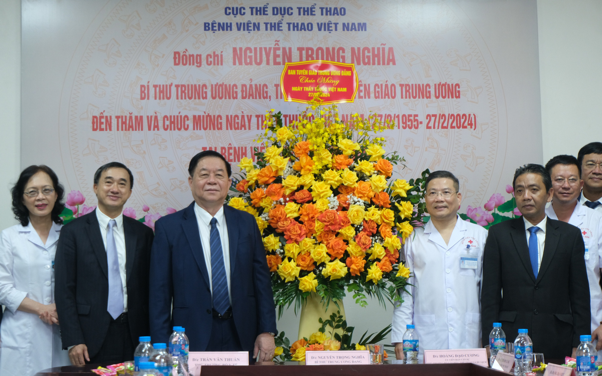 Trưởng Ban Tuyên giáo Trung ương mong thầy thuốc khơi dậy mạnh mẽ y đức, ý chí tự lực, tự cường- Ảnh 2. Trưởng Ban Tuyên giáo Trung ương mong đội ngũ thầy thuốc giữ vững phẩm chất ‘lương y như từ mẫu’