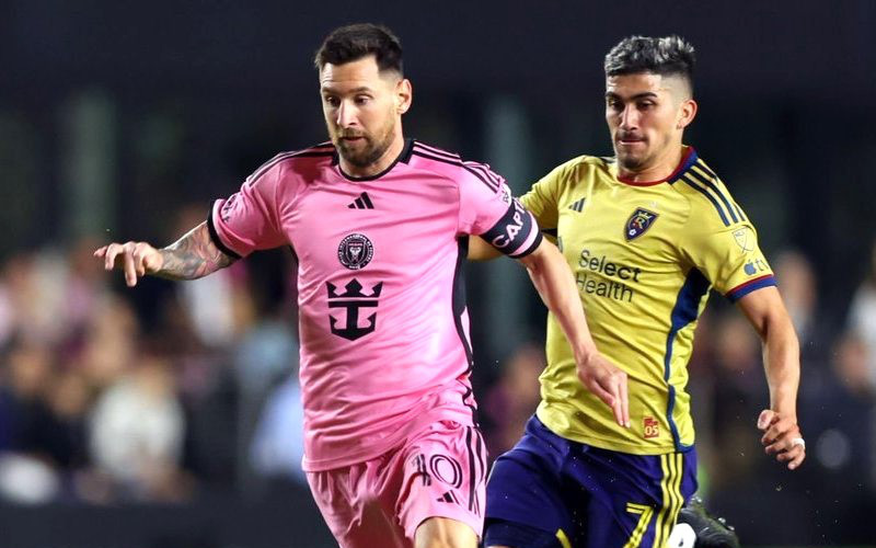 Messi, Haaland và Djokovic được đề cử cho 'Oscar thể thao'- Ảnh 2. Pha bóng của Messi gây tranh cãi: Lừa bóng qua người cầu thủ đang nằm sân vì chấn thương