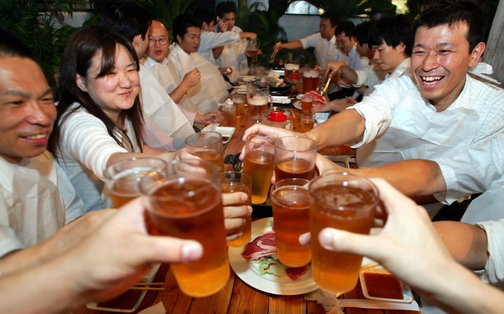 Tại sao người đỏ mặt, người tái nhợt sau khi uống rượu?- Ảnh 2. Người uống rượu bia mặt đỏ bừng, có nguy cơ mắc bệnh tim mạch?