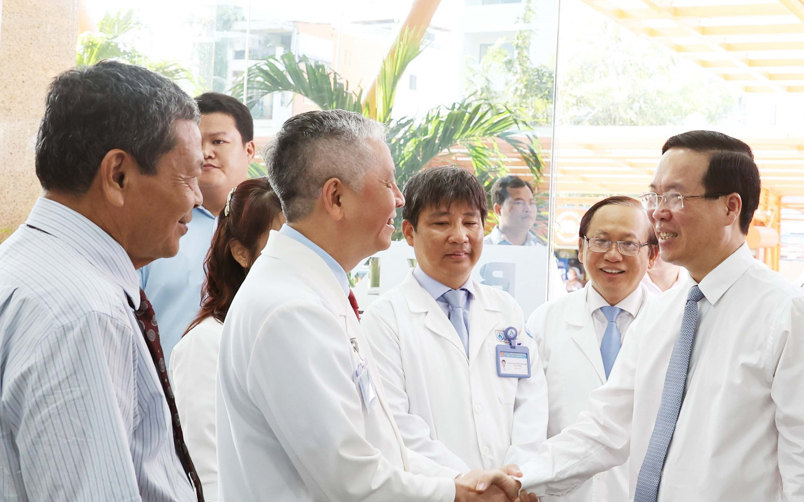 Phó chủ tịch nước Võ Thị Ánh Xuân thăm Bệnh viện Thống Nhất, Bệnh viện Quân y 175- Ảnh 4. Chủ tịch nước Võ Văn Thưởng thăm, động viên y, bác sĩ Bệnh viện Nhi đồng 1