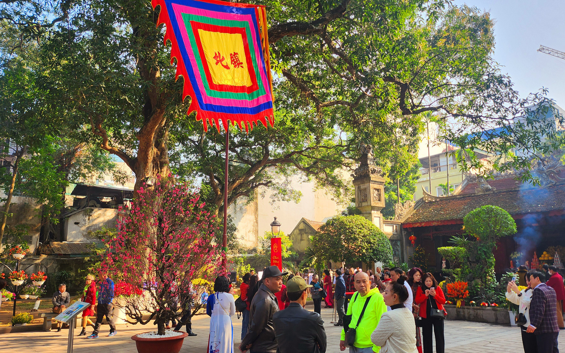 Đầu xuân nói chuyện đi chùa: Lễ vật không quan trọng vơi đầy- Ảnh 3. Văn minh đi chùa thay đổi tích cực nhưng việc lễ bái cầu xin bị quá đà?