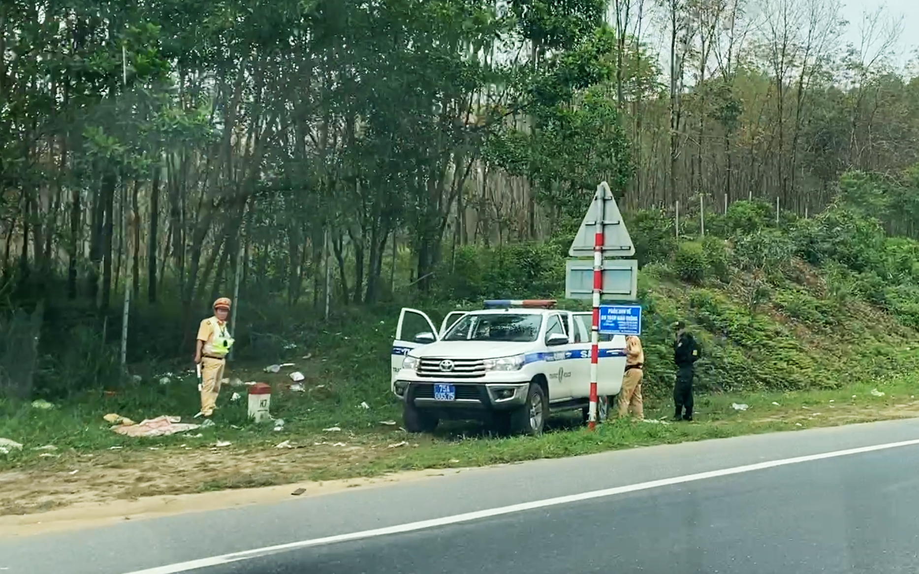 Độ nguy hiểm ở nút thắt cổ chai trên cao tốc Cam Lộ - La Sơn như thế nào?- Ảnh 7. Cảnh sát tăng trực trên cao tốc Cam Lộ - La Sơn, tài xế chạy xe nghiêm túc hẳn