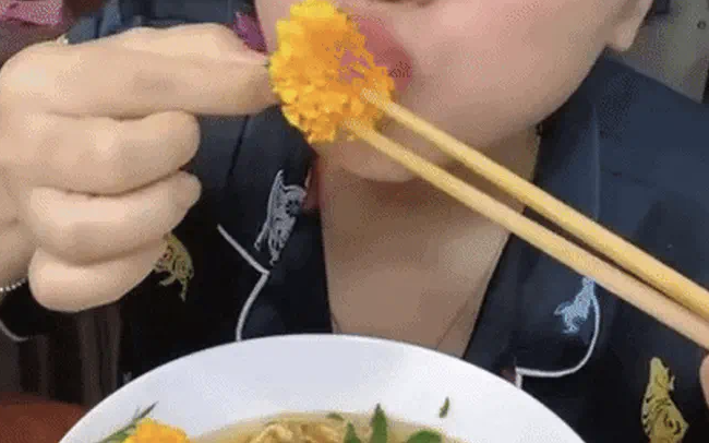 Bông vạn thọ đến mùa "tai ương": Hết Tết là đem "úp mì tôm"