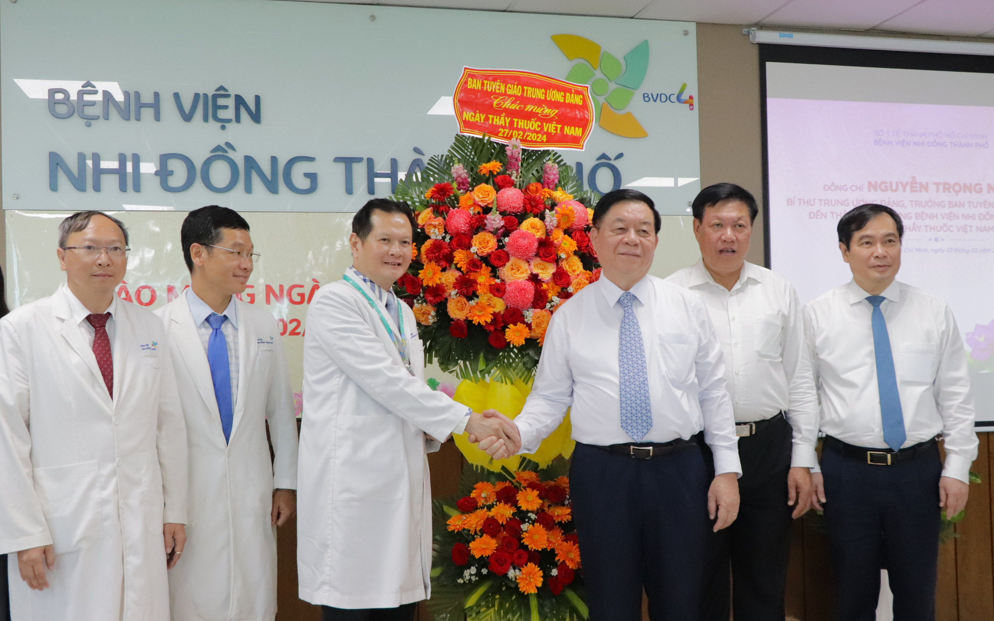 Trưởng Ban Tuyên giáo Trung ương: Phát huy vai trò nhà khoa học đầu ngành trong dự phòng y tế- Ảnh 3. Trưởng Ban Tuyên giáo Trung ương mong thầy thuốc khơi dậy mạnh mẽ y đức, ý chí tự lực, tự cường