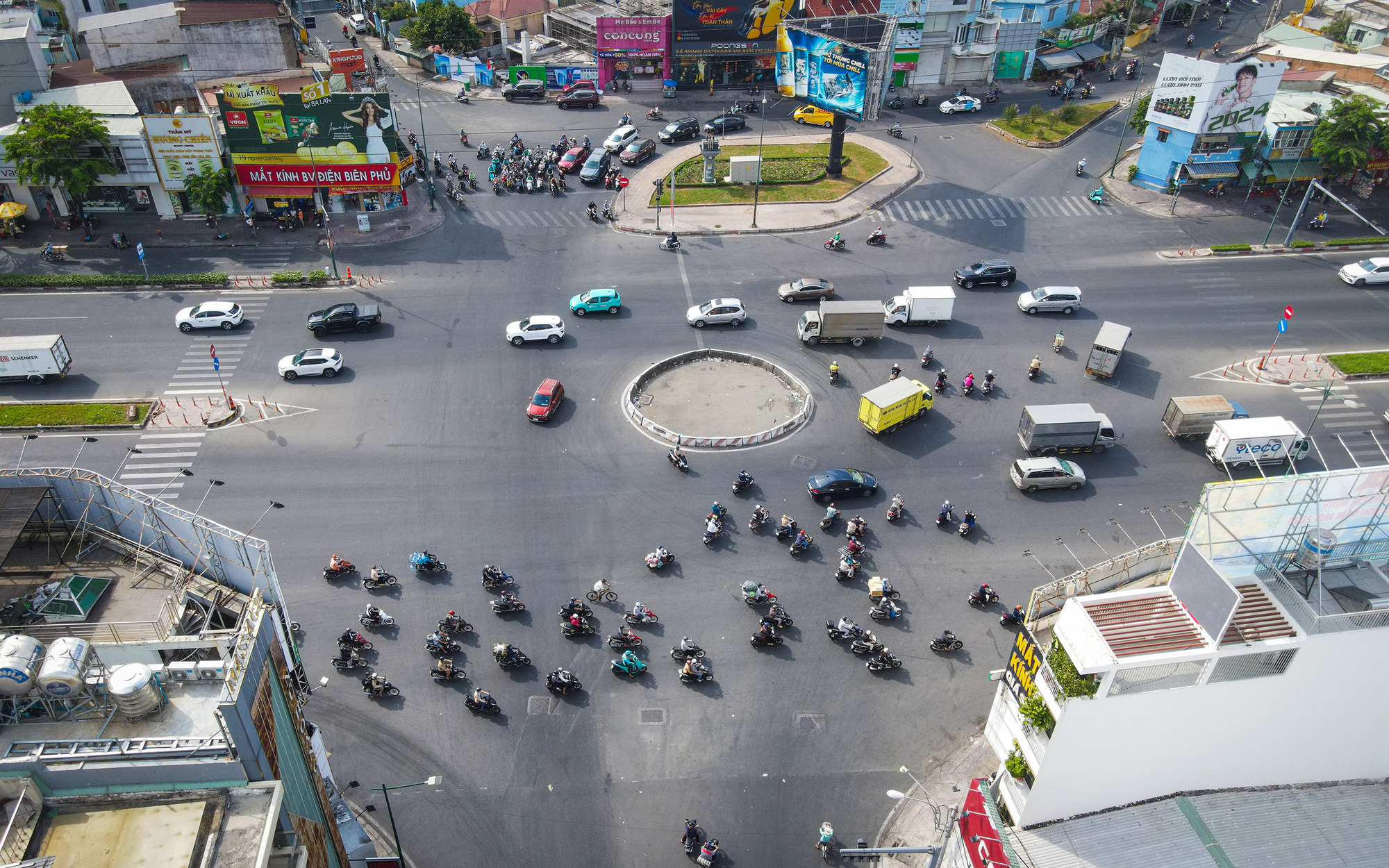 TP.HCM bỏ vòng xuyến bê tông tại giao lộ Phạm Văn Đồng - đường số 20 - Ảnh 2.