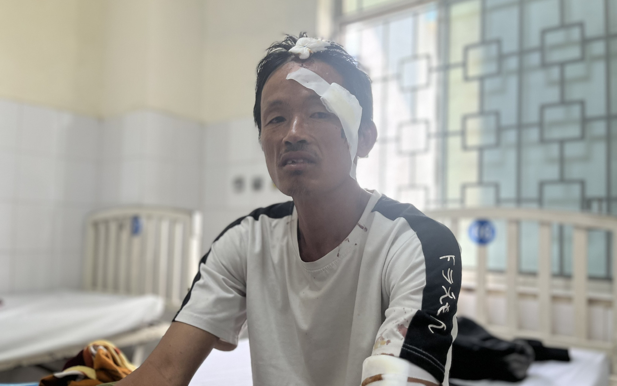 Ngư dân cố tìm cách sống khi tàu cá bị tàu hàng đâm gãy đôi