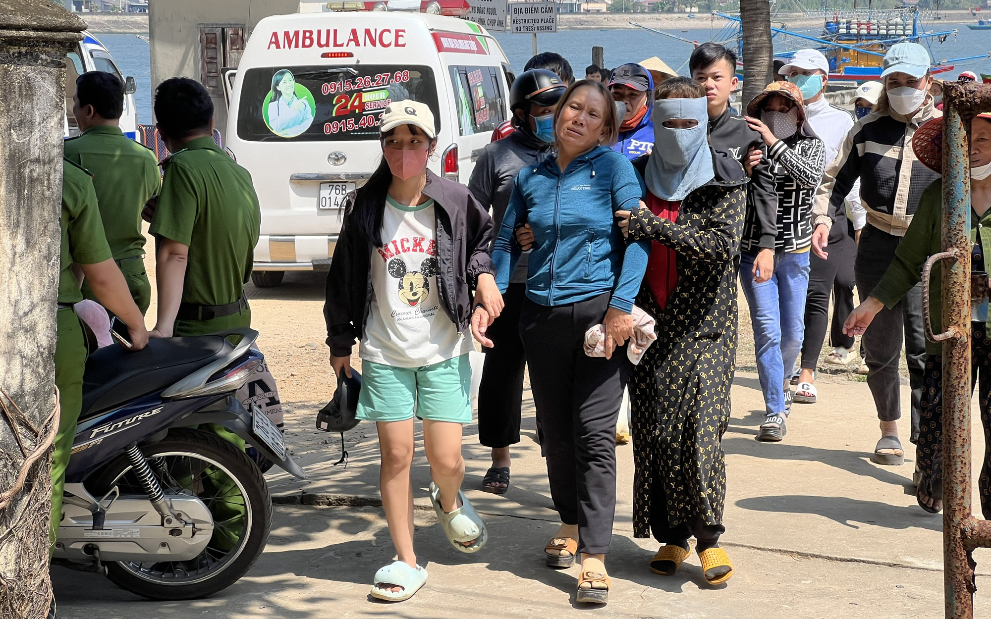Ngư dân cố tìm cách sống khi tàu cá bị tàu hàng đâm gãy đôi- Ảnh 6. Công an vào cuộc vụ tàu hàng tông chìm tàu cá làm 1 người chết