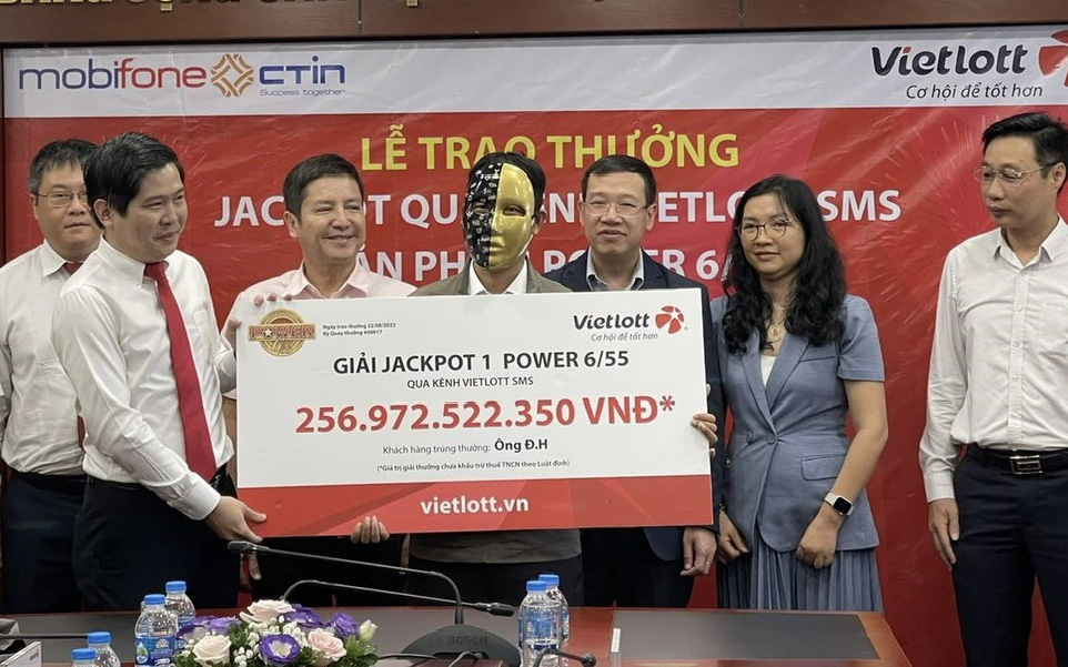 Vietlott trao hơn 55 tỉ đồng giải độc đắc cho khách hàng ở TP.HCM- Ảnh 3. Nhắn tin mua vé Vietlott trúng Jackpot hơn 55,8 tỉ đồng