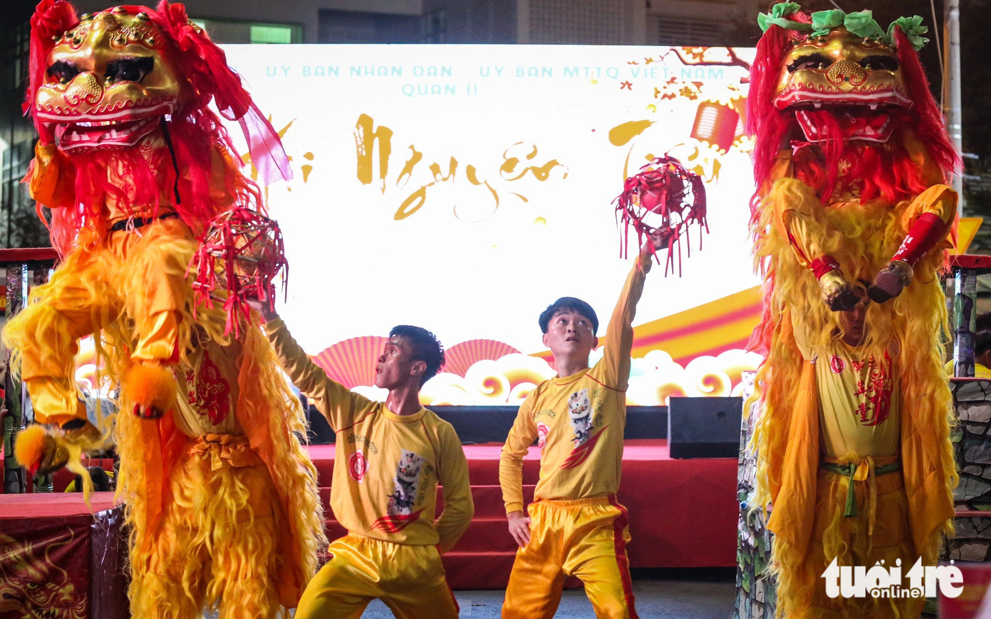 Hàng ngàn người chen nhau tham gia lễ rước kiệu chùa Bà Bình Dương- Ảnh 8. Tưng bừng lễ hội Nguyên tiêu ở quận 11