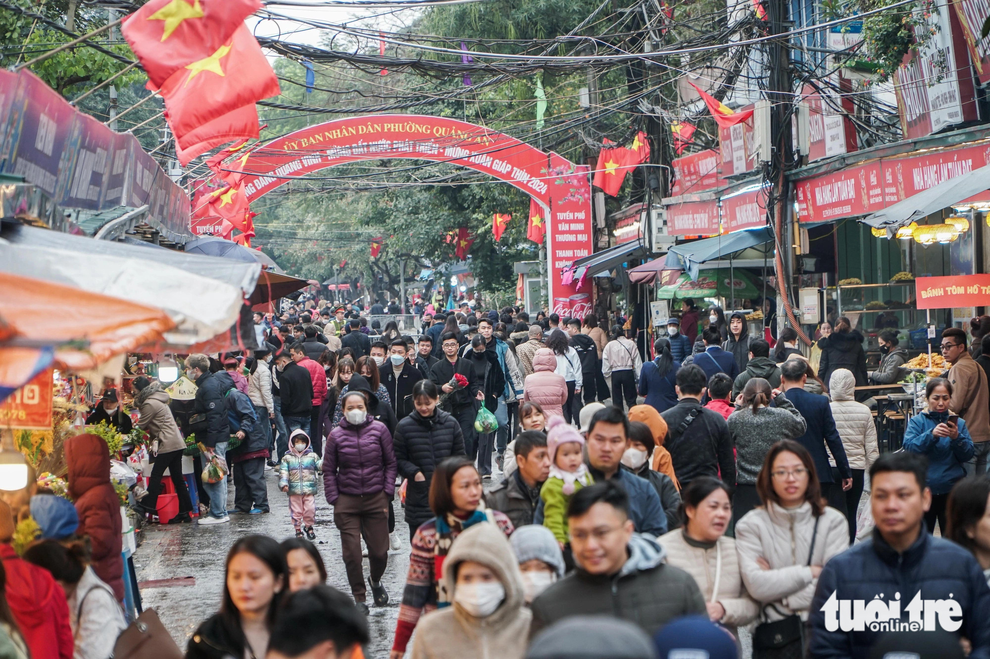 Hàng ngàn người đội mưa rét đến phủ Tây Hồ lễ rằm tháng giêng- Ảnh 1. Lối vào phủ Tây Hồ đông kín người sáng 24-2 - Ảnh: PHẠM TUẤN