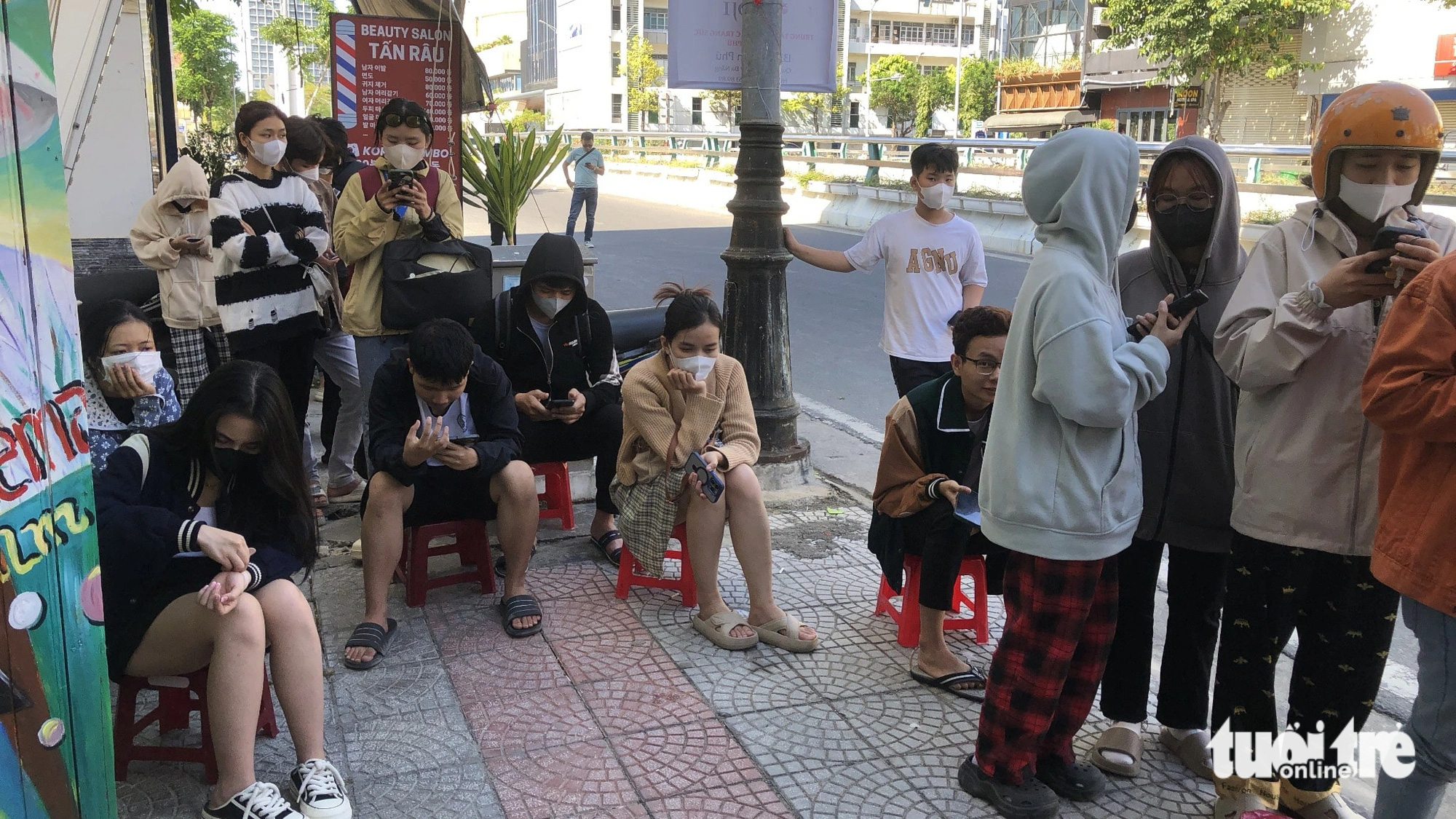 ប្រជាជនទីក្រុង Da Nang ភ្ញាក់ផ្អើលជាមួយនឹងទិដ្ឋភាពមនុស្សតម្រង់ជួរក្រោមពន្លឺថ្ងៃដើម្បីទិញសំបុត្រទស្សនារឿង Dao, Pho និង Piano - រូបថតទី 2 ។ Nhiều người bất ngờ vì ở Đà Nẵng hiếm có cảnh ngồi đợi vài tiếng đồng hồ chờ mua vé xem phim - Ảnh: MỸ DUNG