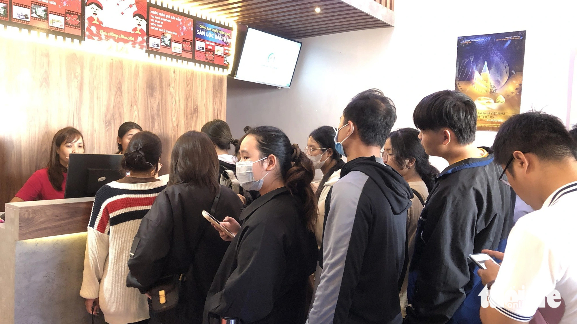 ប្រជាជនទីក្រុង Da Nang ភ្ញាក់ផ្អើលជាមួយនឹងទិដ្ឋភាពនៃមនុស្សតម្រង់ជួរក្រោមពន្លឺថ្ងៃដើម្បីទិញសំបុត្រទស្សនារឿង Dao, Pho និង Piano - រូបថតទី 3 ។ Hầu hết là khán giả trẻ đến xem phim - Ảnh: MỸ DUNG